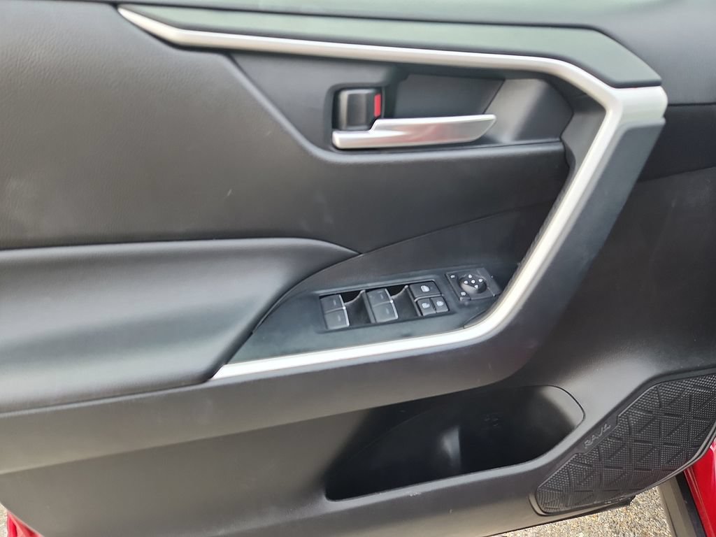 Used 2025 Toyota RAV4 XLE AWD/4WD image 12
