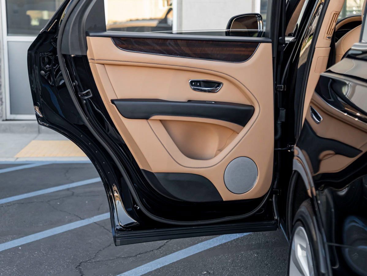 Used 2023 Bentley Bentayga image 23