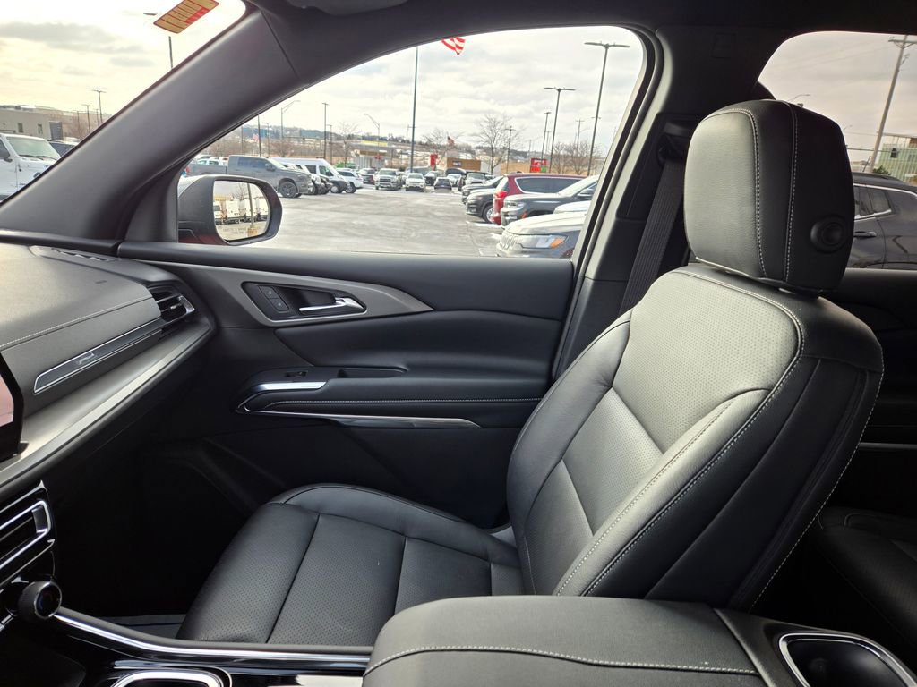 Used 2025 Chevrolet Traverse LT image 24