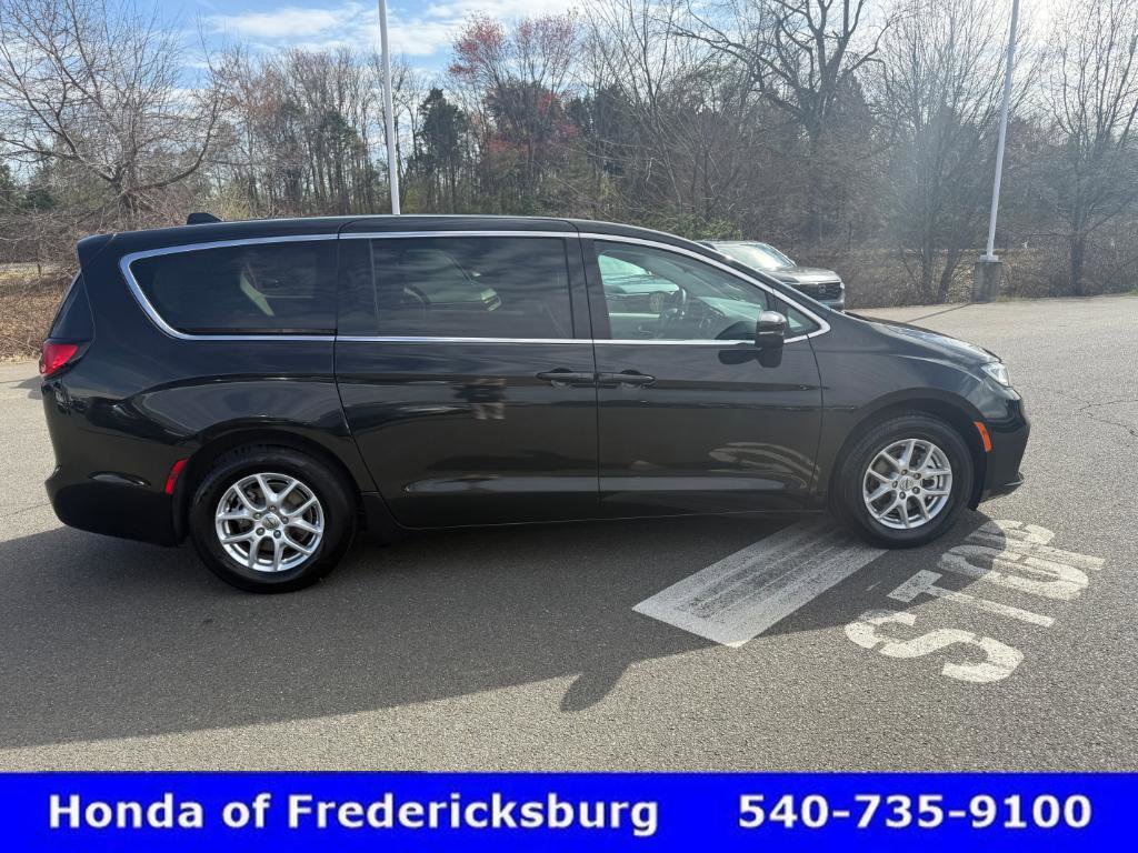 Used 2023 Chrysler Pacifica Touring-L image 7