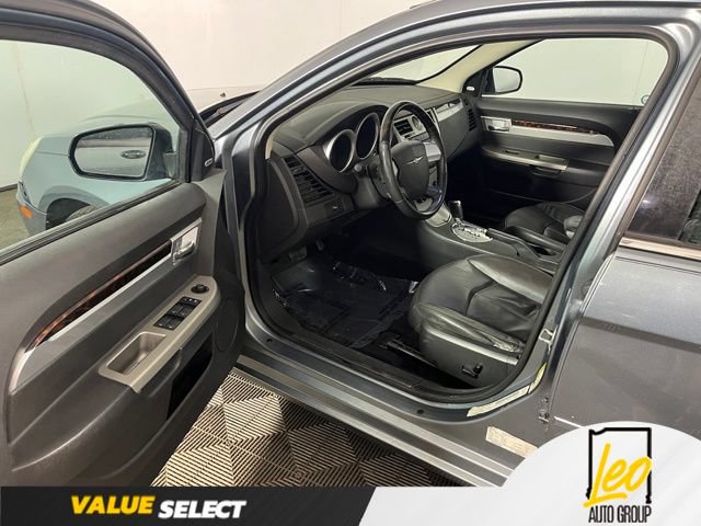 Used 2010 Chrysler Sebring Touring w/ Hands-Free Convenience Group FWD image 8
