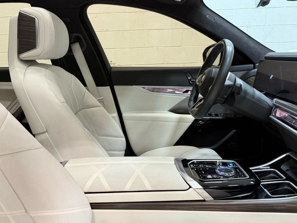 Used 2023 BMW i7 xDrive60 AWD/4WD image 37