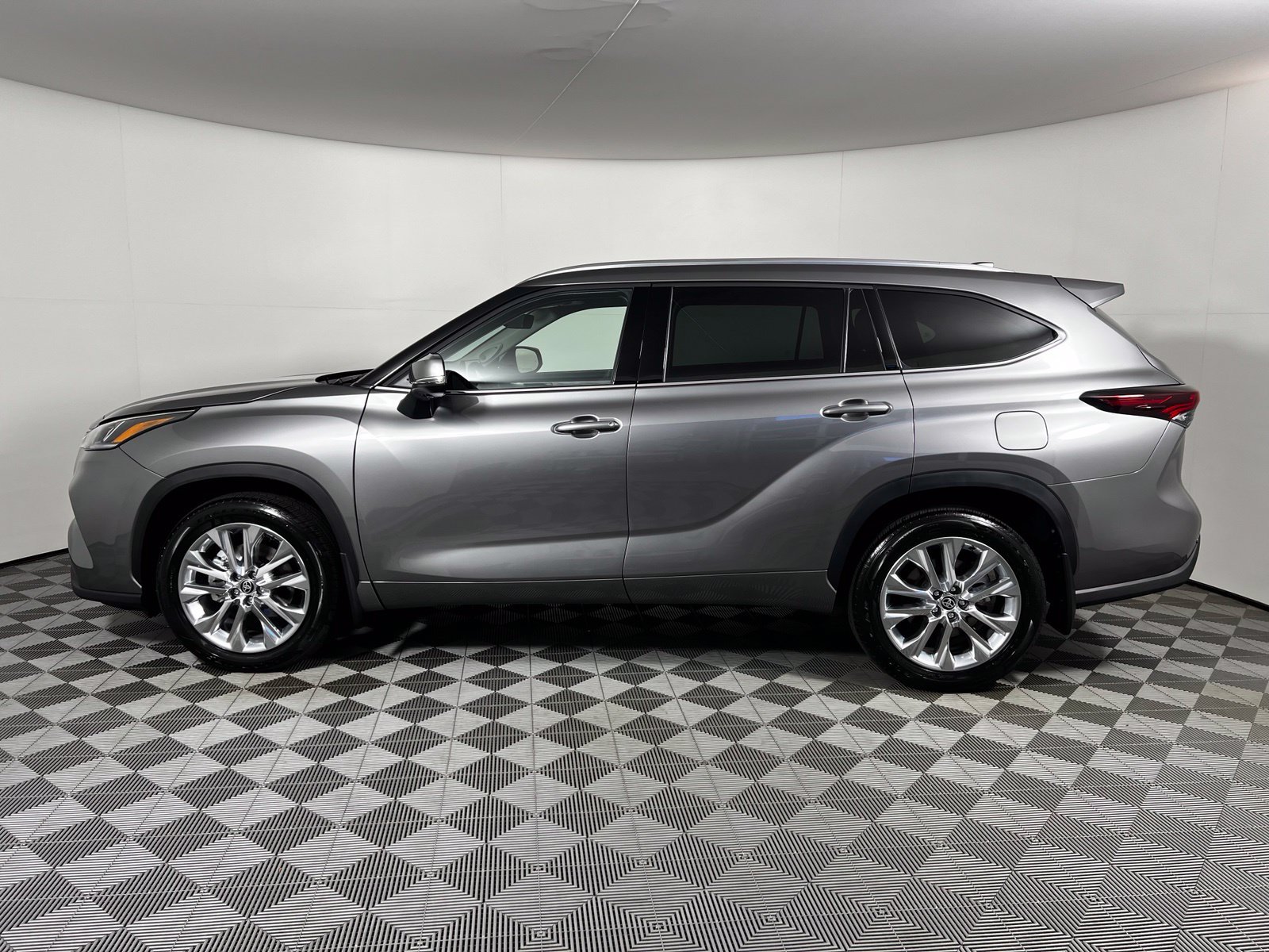 Used 2026 Toyota Highlander Limited AWD/4WD image 8