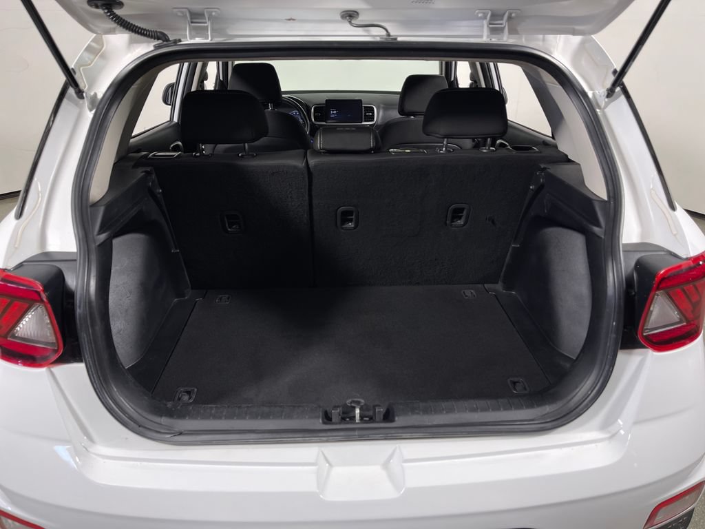 Used 2021 Hyundai Venue SEL w/ Premium Package FWD image 10