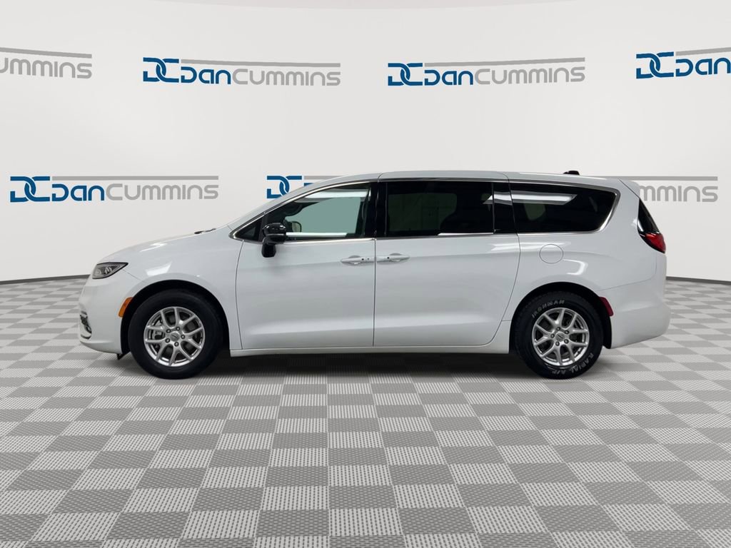 Used 2025 Chrysler Pacifica Select image 5