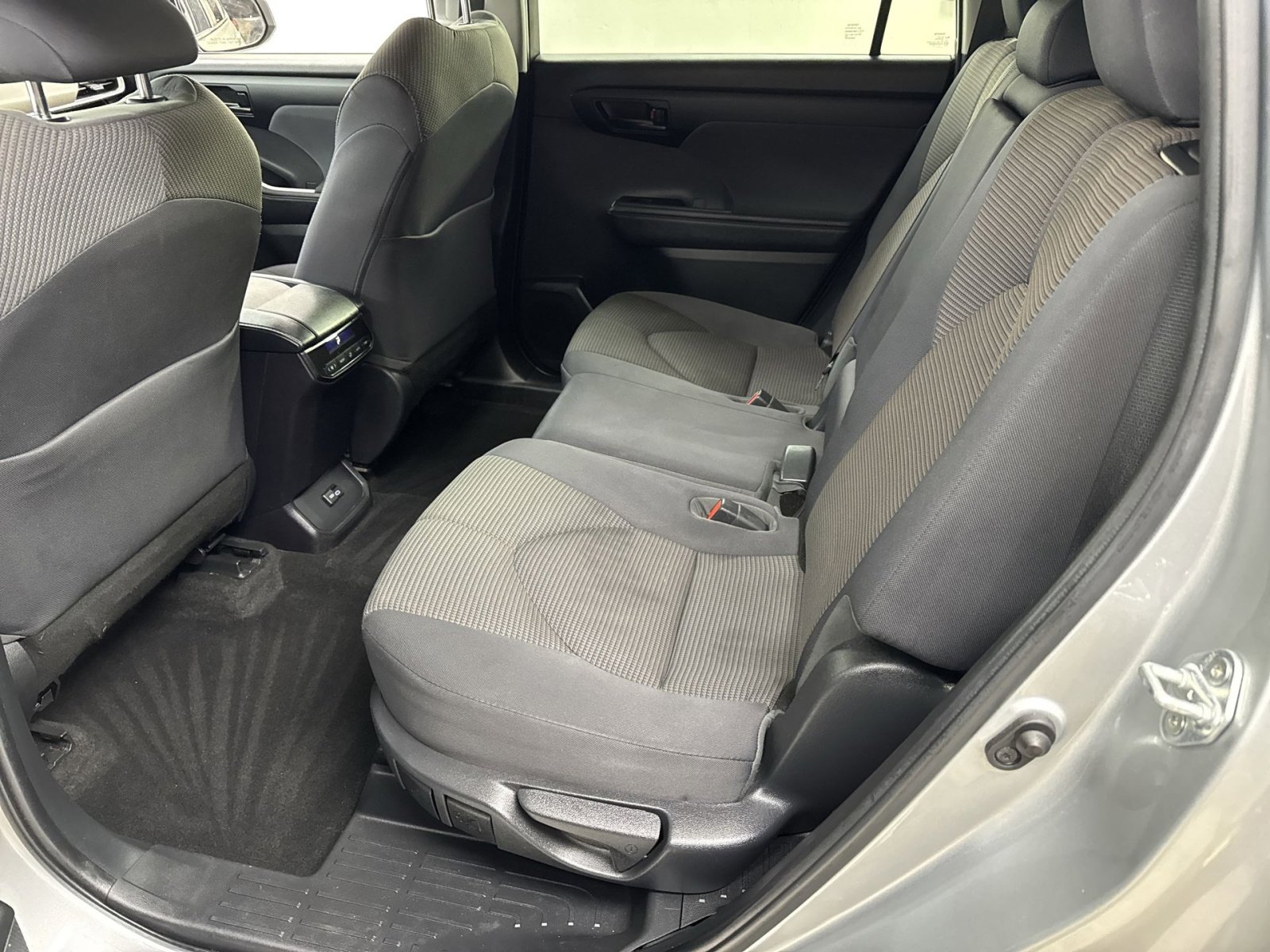 Used 2023 Toyota Highlander LE image 28