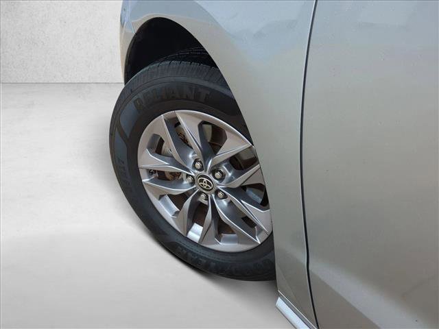 Used 2022 Toyota Sienna XLE image 10