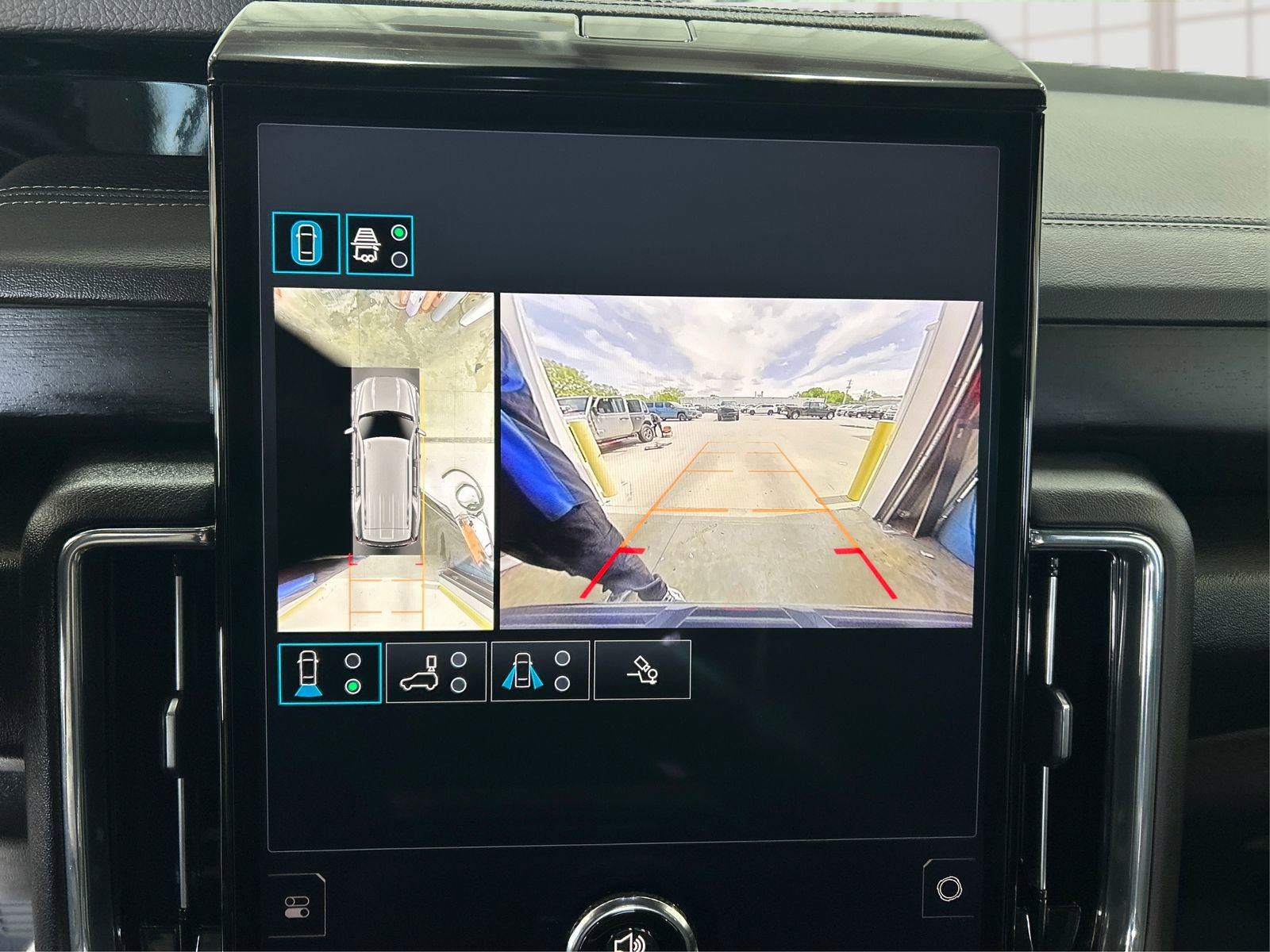 Used 2025 GMC Yukon Denali AWD/4WD image 25