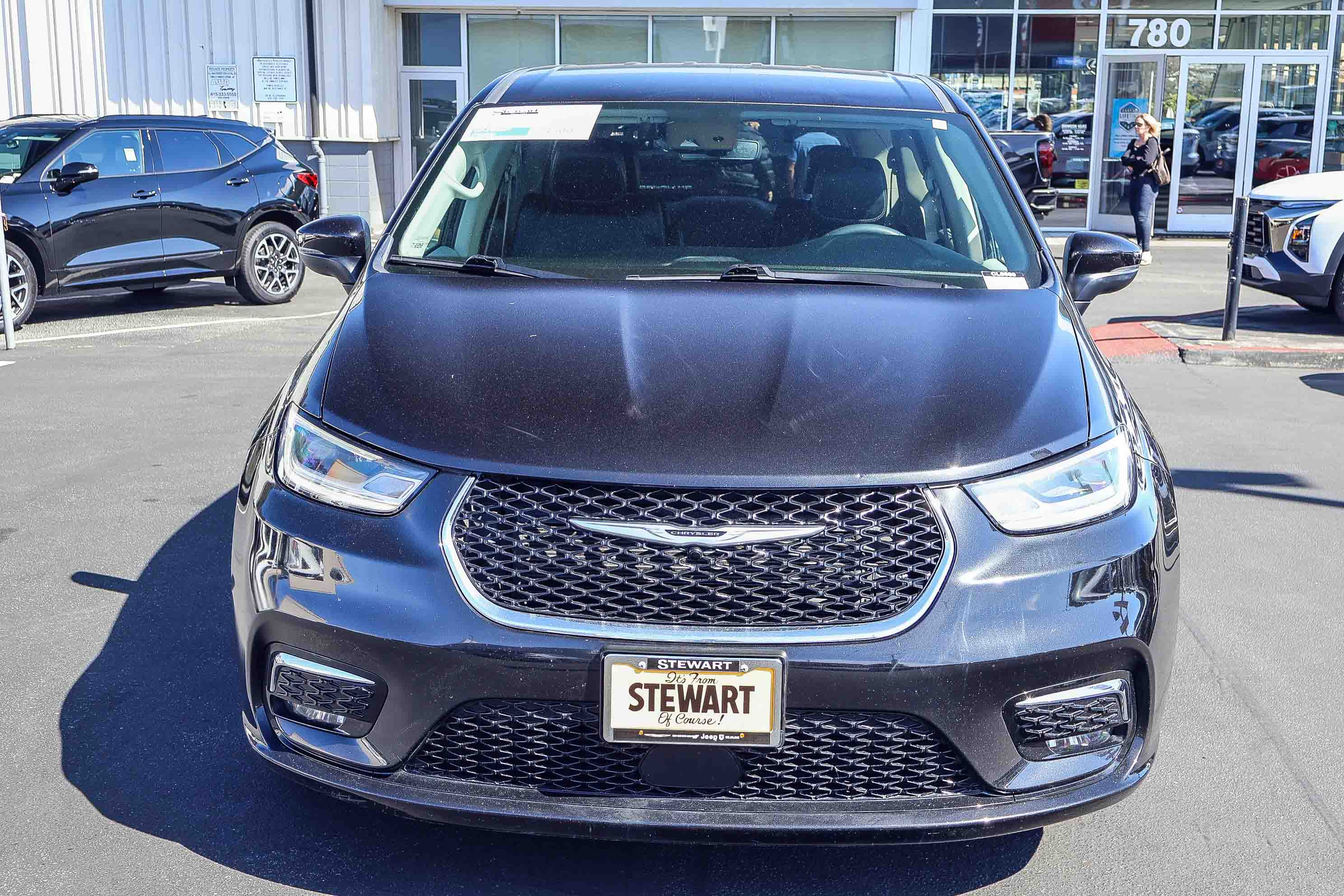 Used 2023 Chrysler Pacifica Touring-L image 19