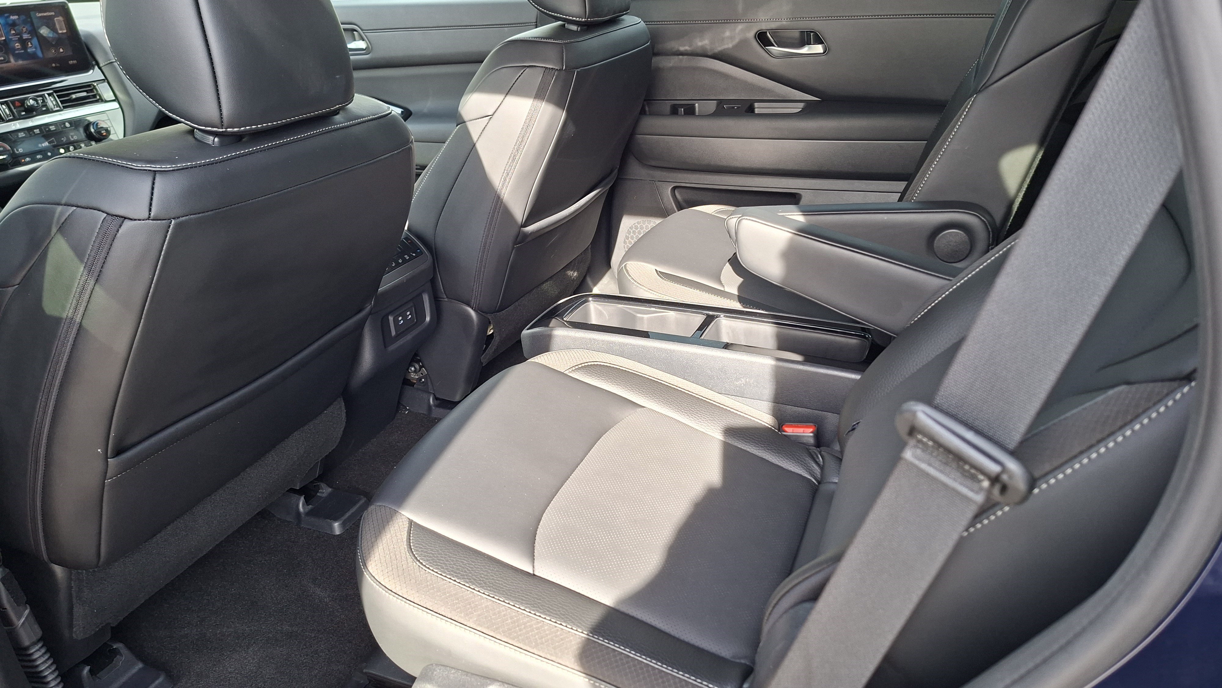 Used 2026 Nissan Pathfinder SL w/ SL Premium Package FWD image 20