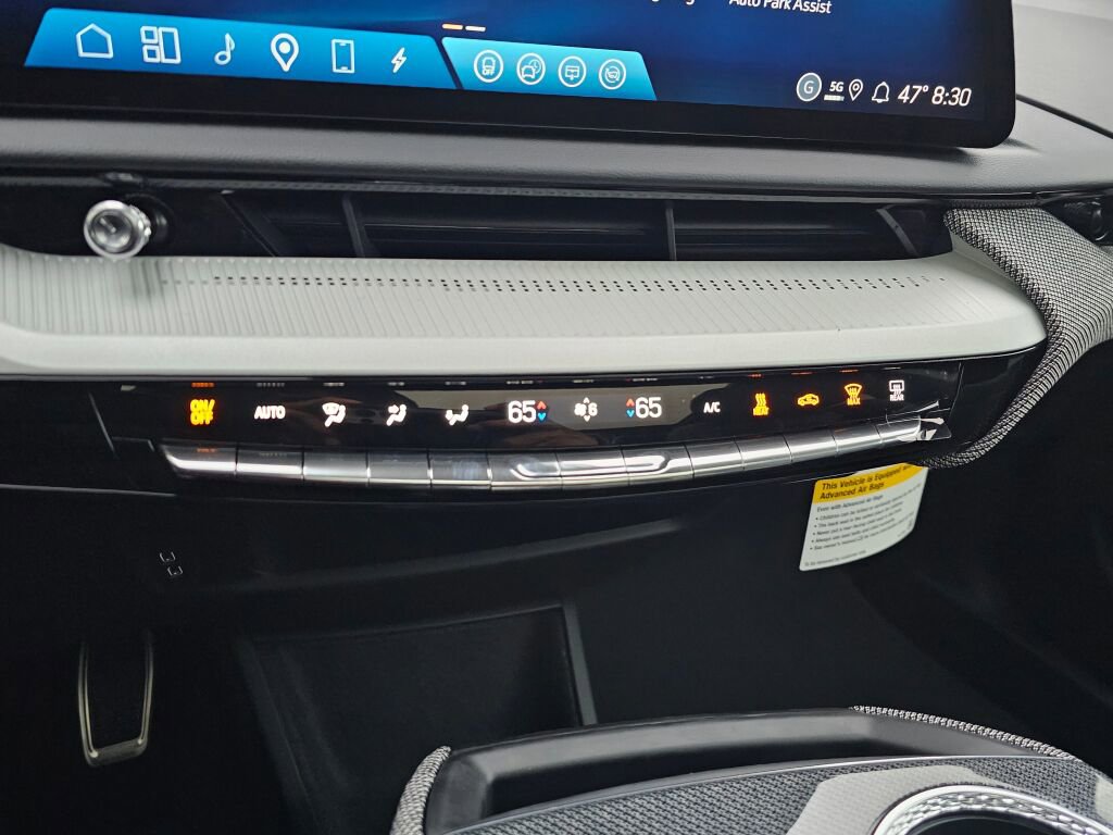 New 2026 Cadillac Optiq Luxury 2 image 32