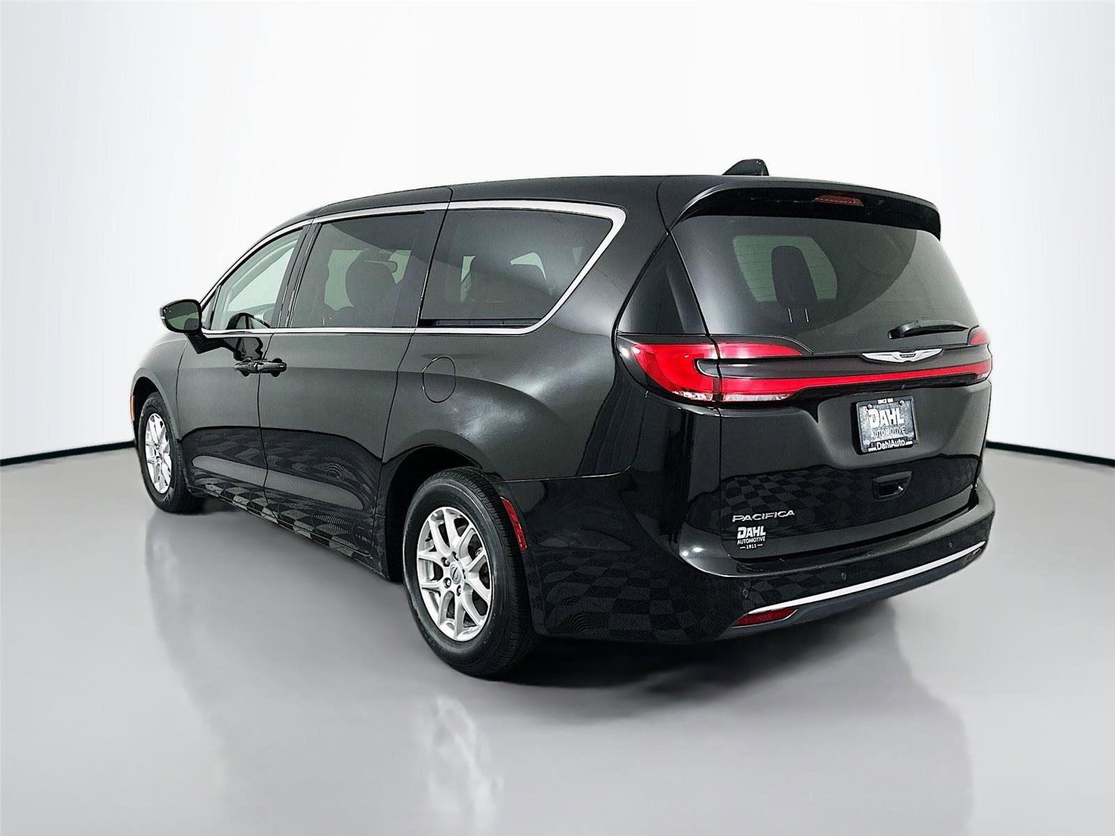 Used 2024 Chrysler Pacifica Touring-L FWD image 10