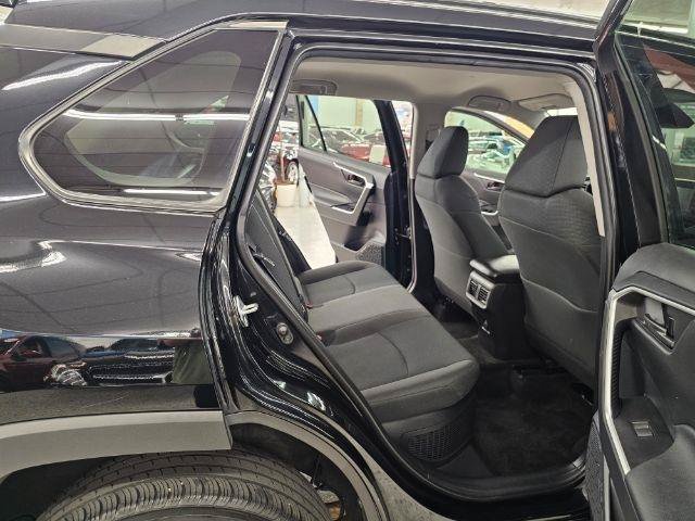 Used 2021 Toyota RAV4 LE AWD/4WD image 32