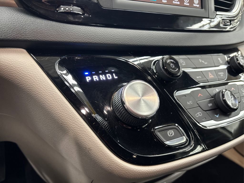 Used 2019 Chrysler Pacifica Touring-L image 30