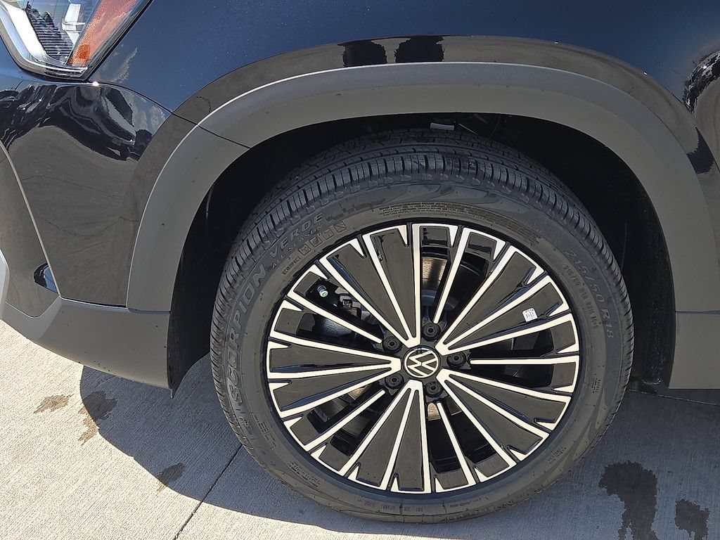 Certified 2025 Volkswagen Taos SE FWD image 14