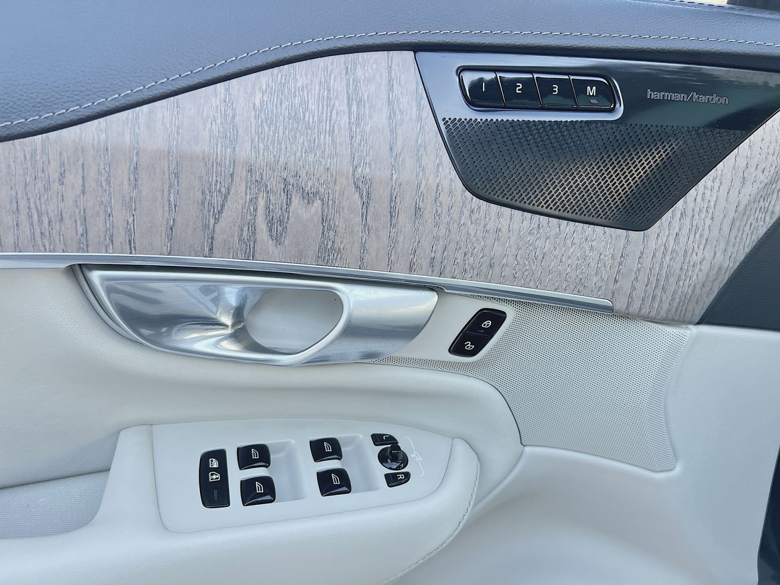 Certified 2023 Volvo XC90 T8 Ultimate image 15