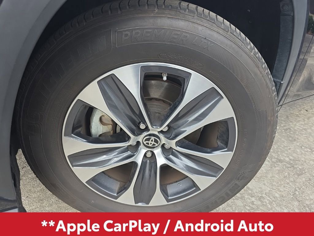 Used 2024 Toyota Highlander XLE image 3