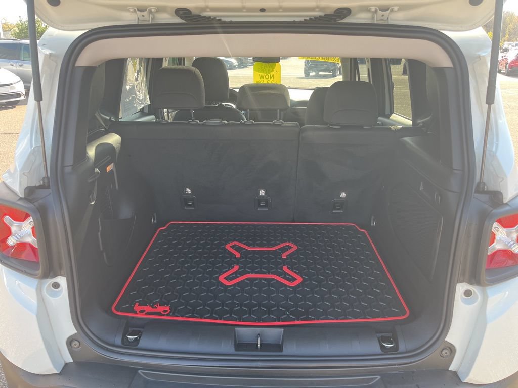 Used 2023 Jeep Renegade Latitude w/ Sun/Sound Group AWD/4WD image 16