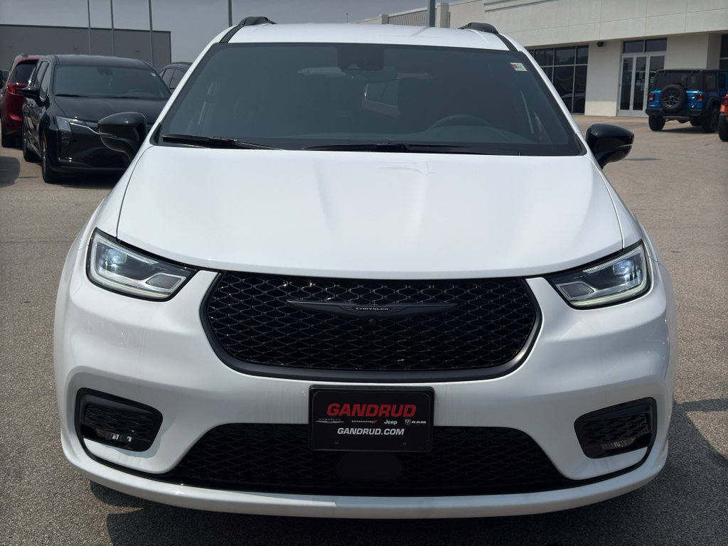 New 2026 Chrysler Pacifica Select w/ S Appearance Package FWD image 3