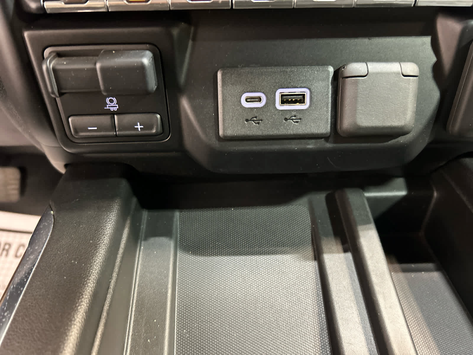 Used 2019 Chevrolet Silverado 1500 High Country w/ Technology Package AWD/4WD image 17