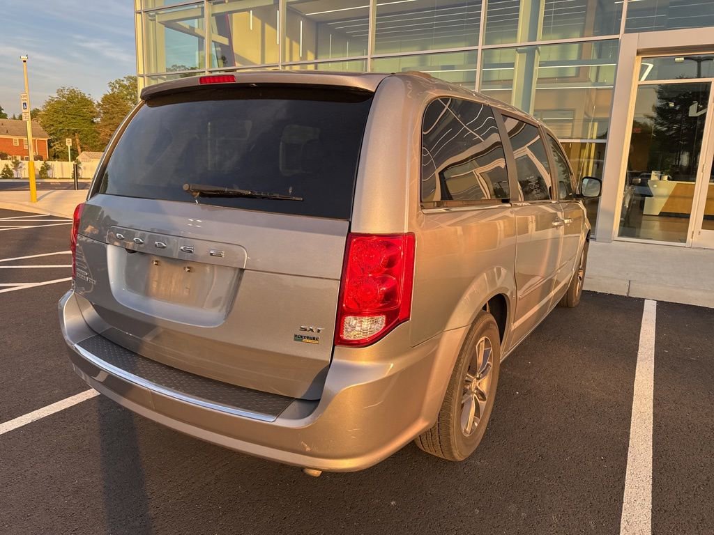Used 2017 Dodge Grand Caravan SXT image 3