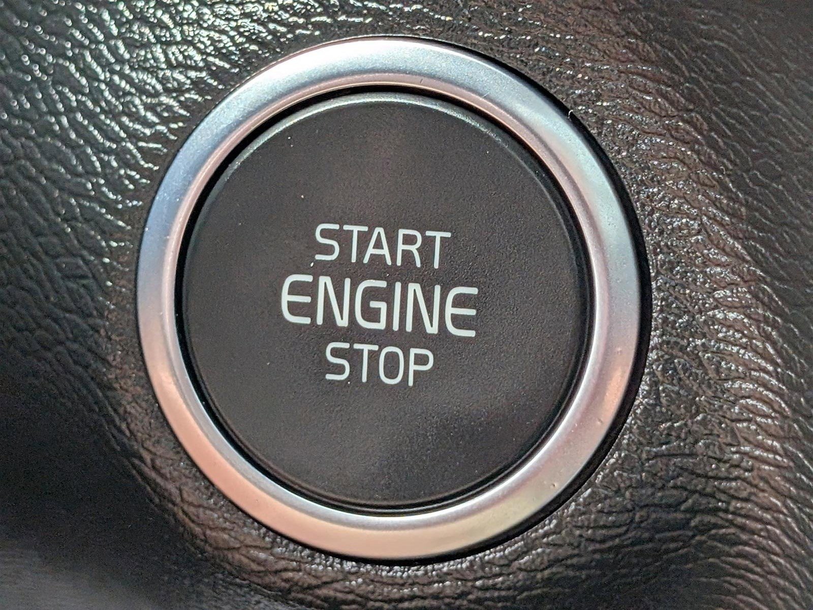 Used 2023 Volvo XC40 B5 Ultimate image 31