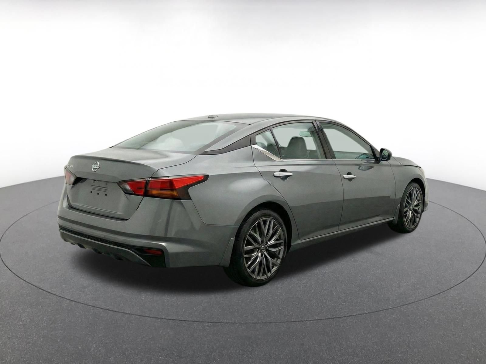 Used 2025 Nissan Altima 2.5 SV FWD image 11