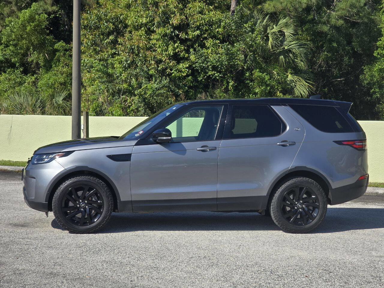 Used 2020 Land Rover Discovery HSE image 15
