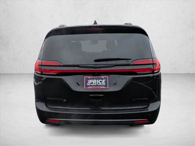 Used 2025 Chrysler Pacifica Limited image 6