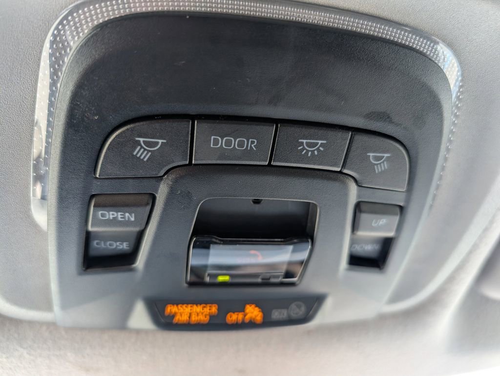 Used 2022 Toyota Corolla Cross XLE w/ Convenience Package FWD image 12