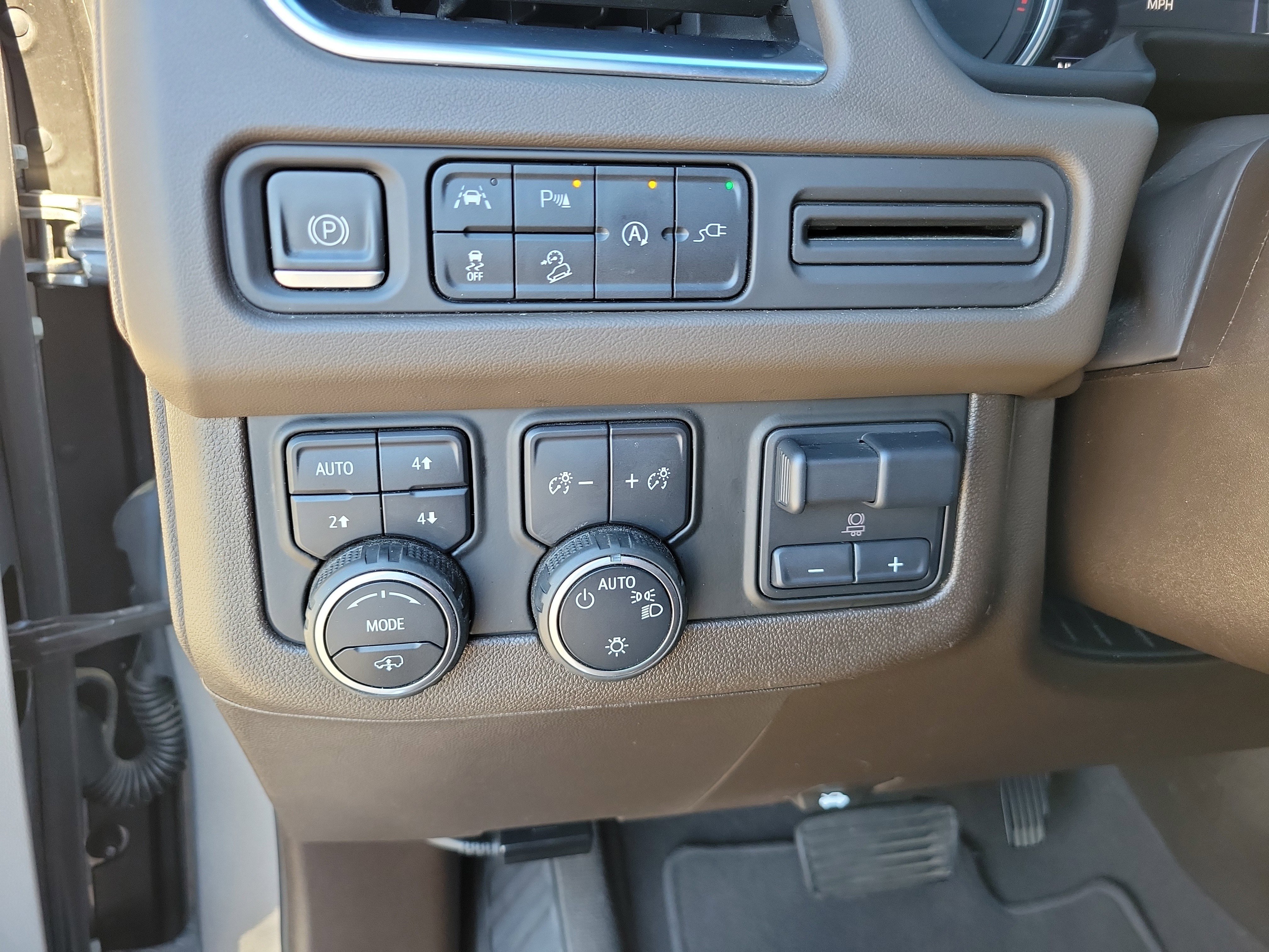 Used 2021 Chevrolet Tahoe Z71 w/ Z71 Off-Road Package image 33