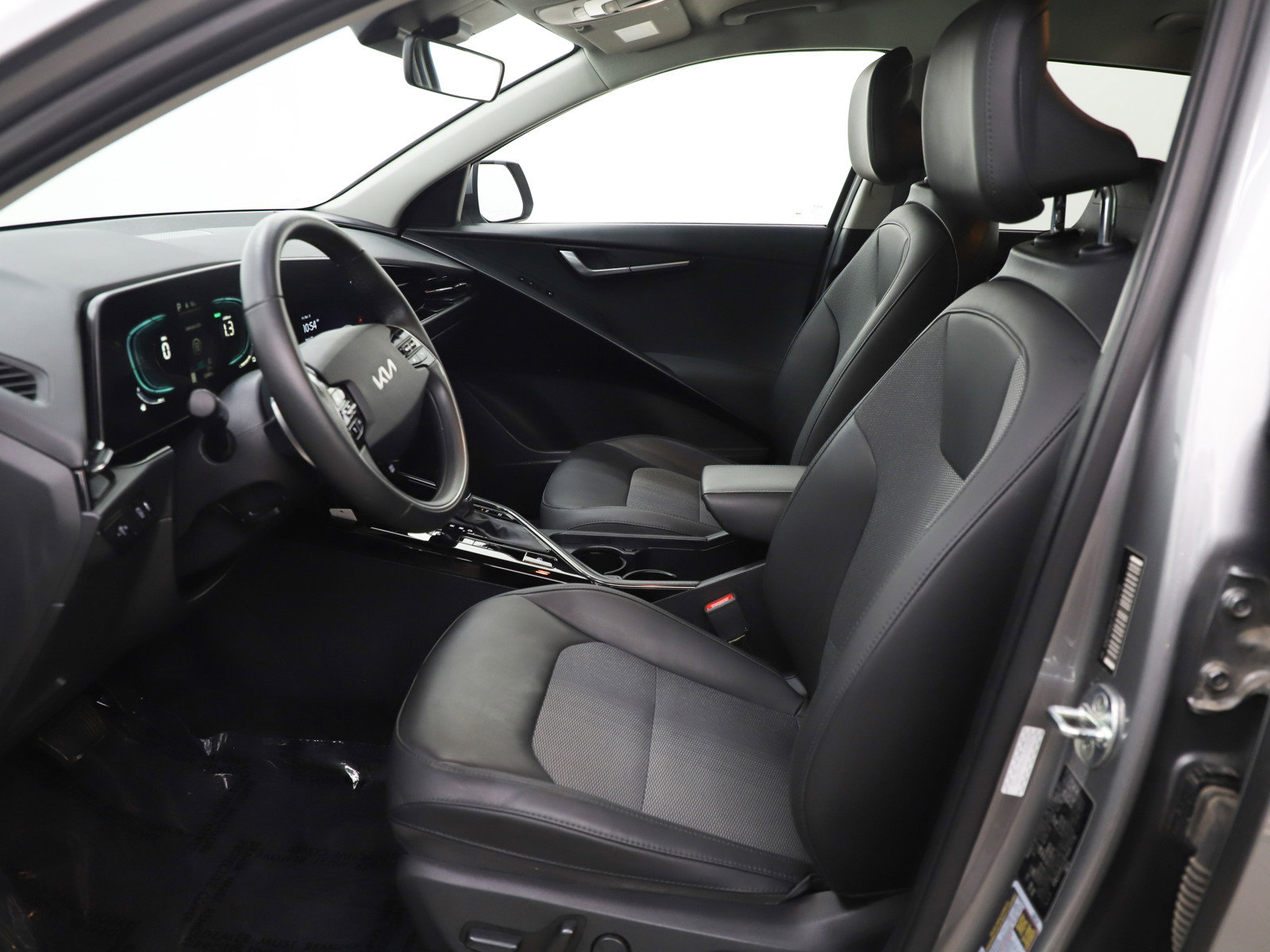 Used 2023 Kia Niro EX image 16