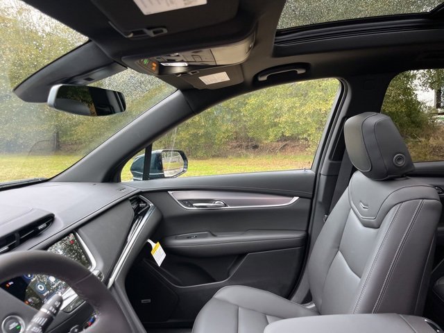 New 2025 Cadillac XT6 Luxury image 18