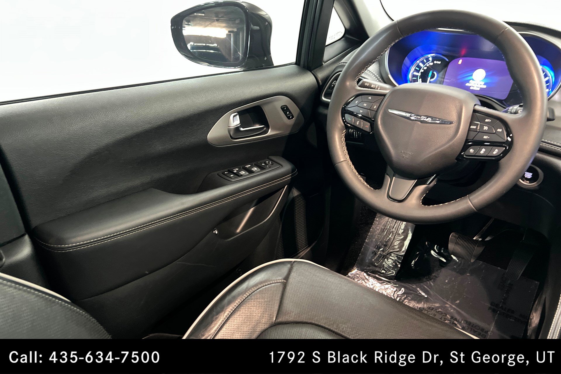 Used 2023 Chrysler Pacifica Limited w/ Uconnect Theater Family Group FWD image 11