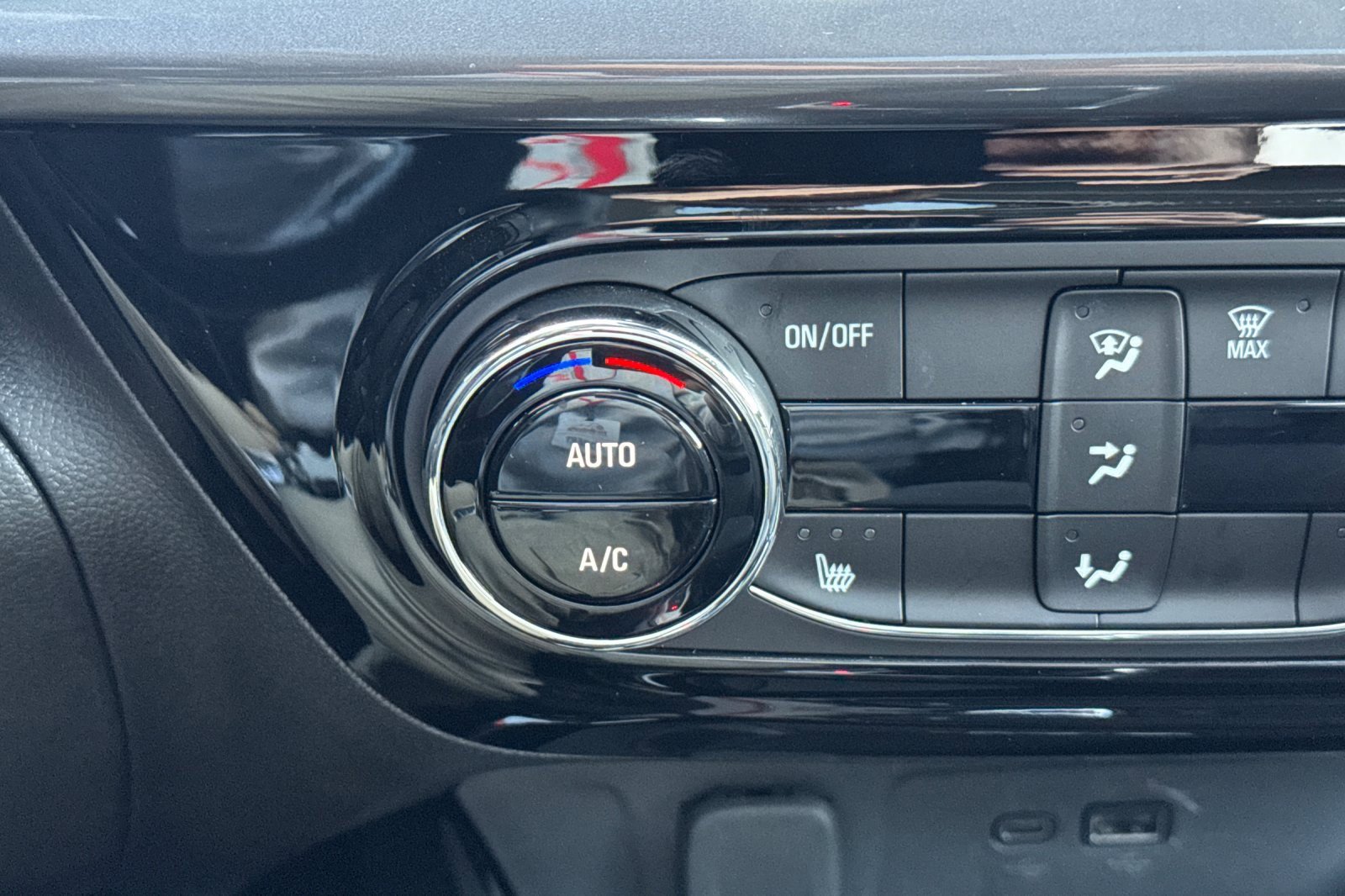 Used 2025 Chevrolet Trax ACTIV w/ Sunroof Package image 29