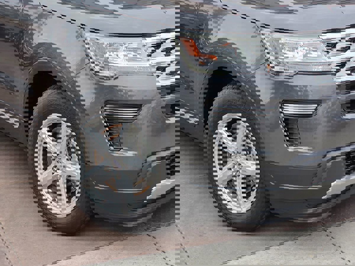 Used 2019 Ford Explorer XLT image 5