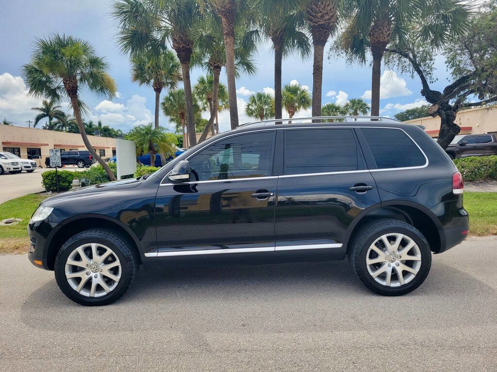 Used 2010 Volkswagen Touareg TDI image 5