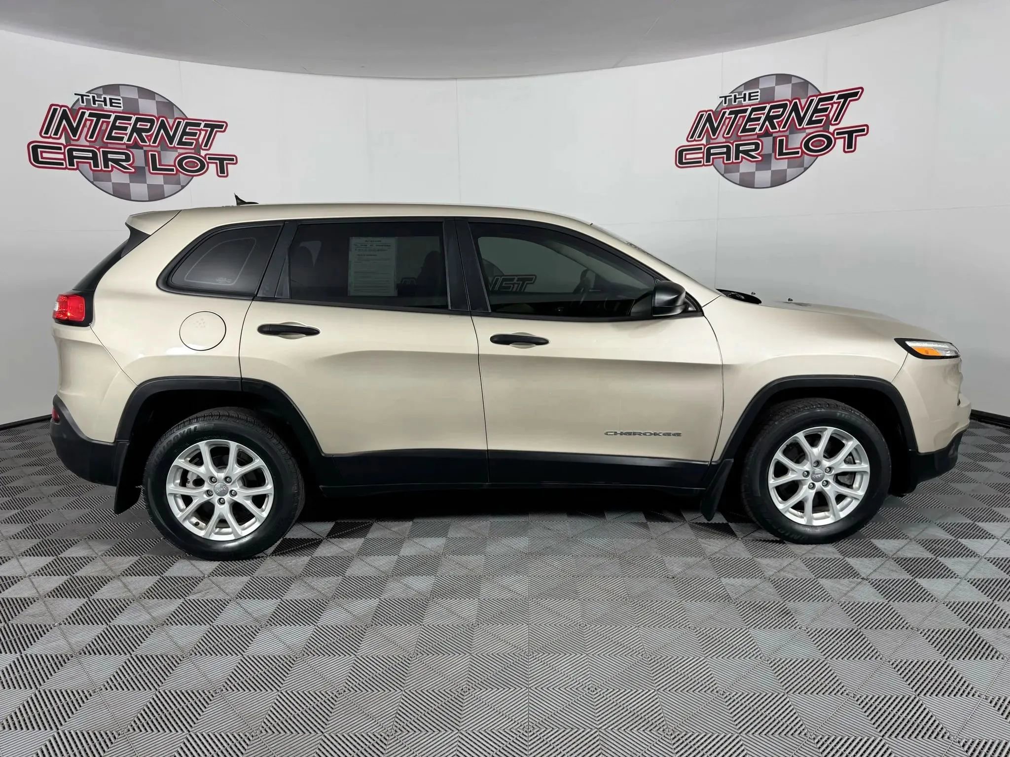 Used 2015 Jeep Cherokee Sport image 8