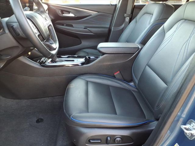 Used 2025 Buick Envista Sport Touring w/ Experience Buick Package FWD image 5