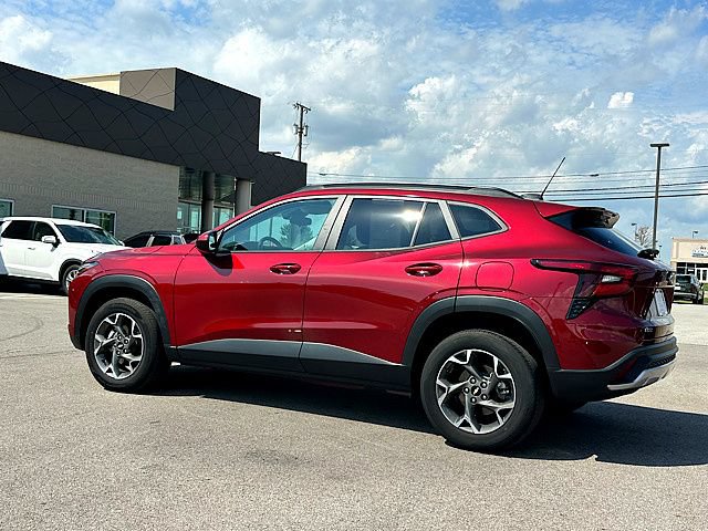 Used 2024 Chevrolet Trax LT w/ Sunroof Package FWD image 1