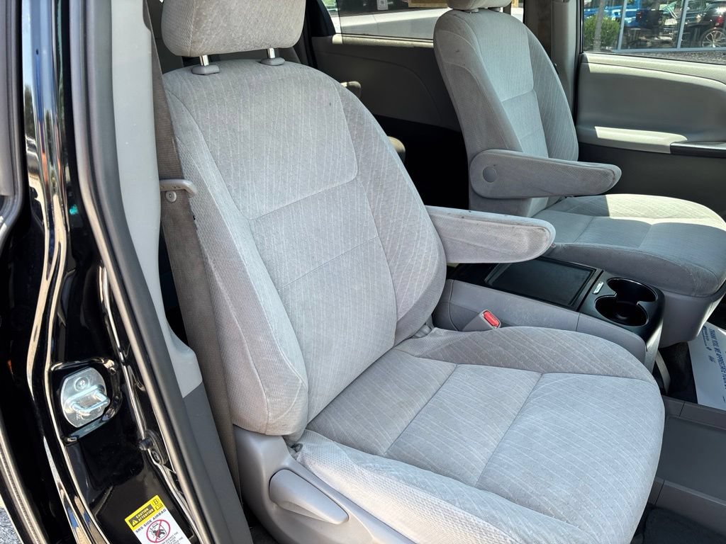 Used 2017 Toyota Sienna LE FWD image 57