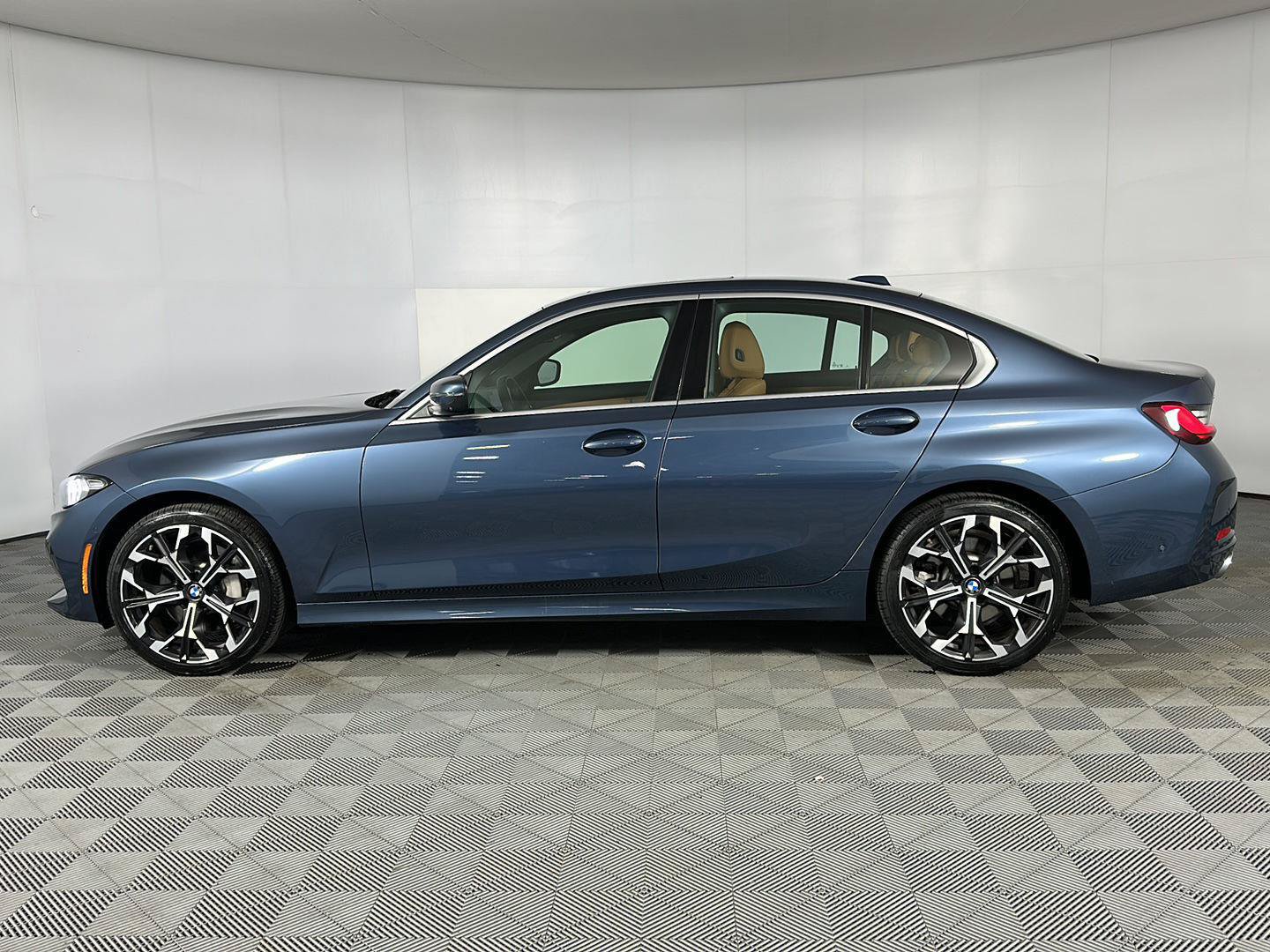 Used 2025 BMW 330i xDrive Sedan w/ Premium Package AWD/4WD image 8