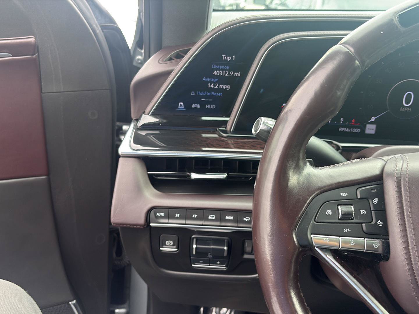 Used 2023 Cadillac Escalade ESV Premium Luxury Platinum AWD/4WD image 16