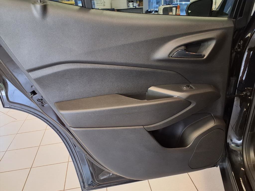 Used 2024 Chevrolet Trax RS w/ Sunroof Package image 17