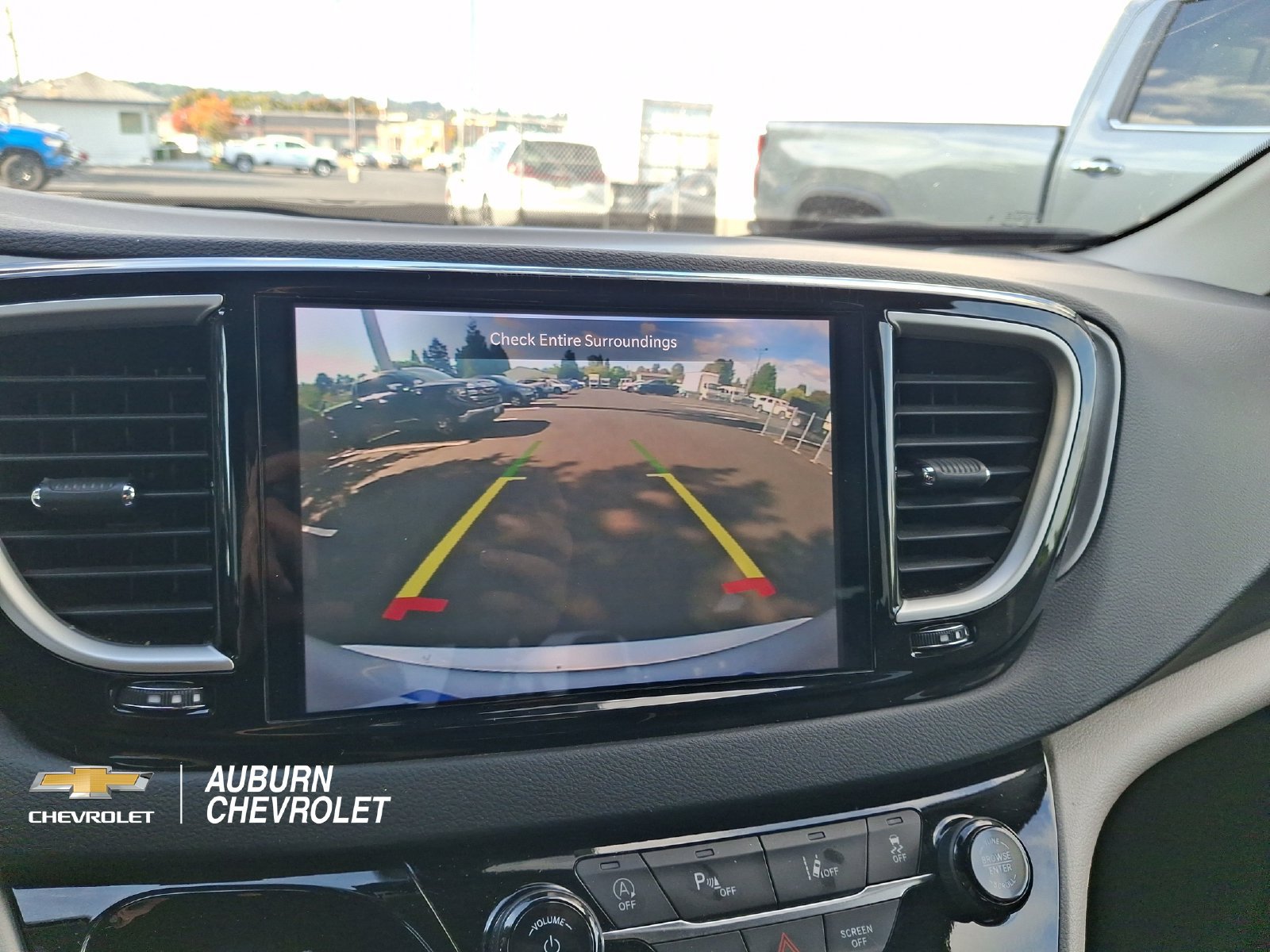 Used 2024 Chrysler Pacifica Touring-L FWD image 14