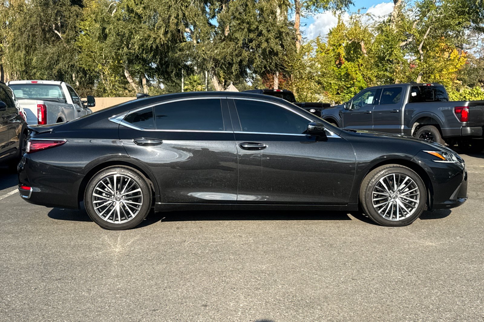 Used 2025 Lexus ES 300h w/ Premium Package FWD image 3