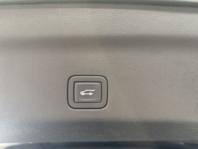 Used 2023 Chevrolet Suburban Z71 w/ Luxury Package AWD/4WD image 11