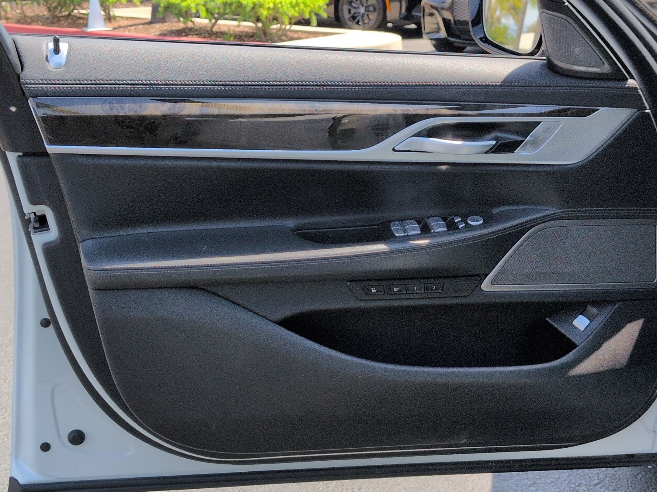 Used 2019 BMW 750i w/ M Sport Package RWD image 14