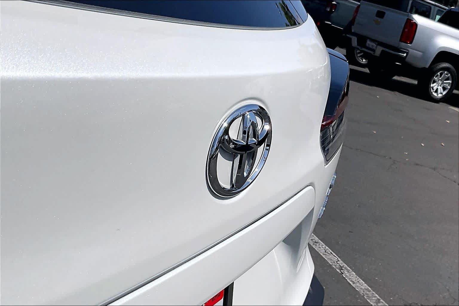 Used 2022 Toyota Corolla Cross XLE w/ Convenience Package AWD/4WD image 30