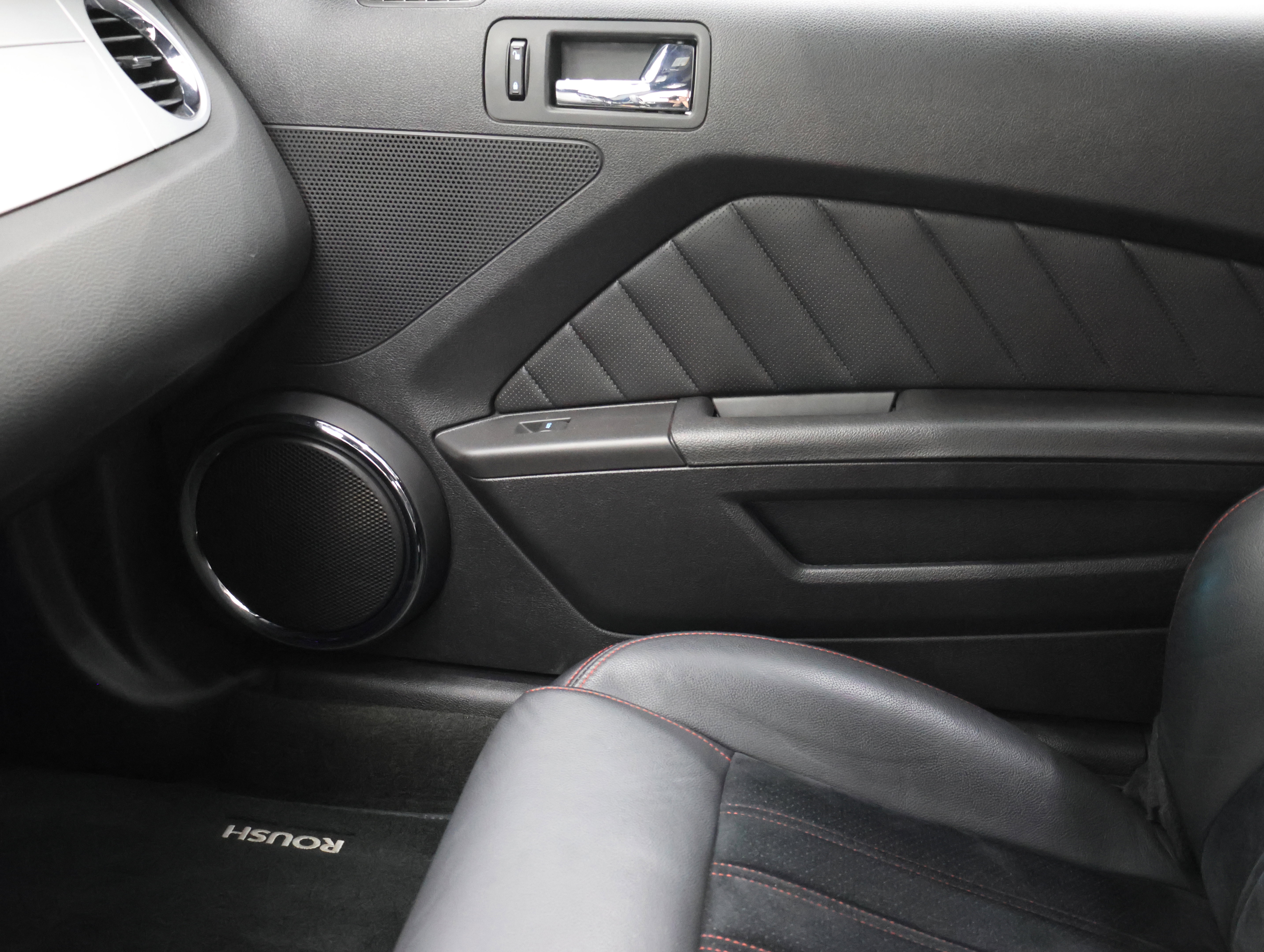 Used 2012 Ford Mustang GT Premium w/ HID Headlamps & Security Pkg RWD image 13